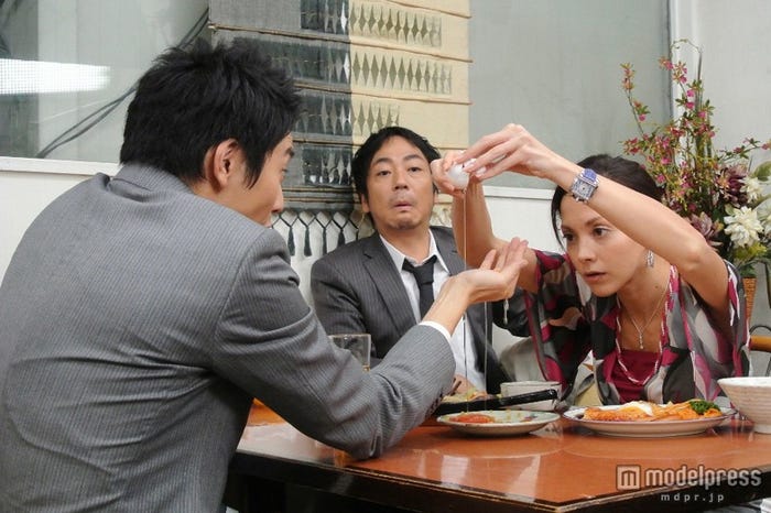 向井理演じる神御蔵一號に何かと絡みつく(c)TBS