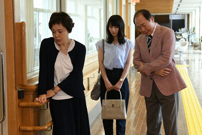 大竹しのぶ、吉岡里帆、中村梅雀/「ごめん、愛してる」第8話より(画像提供:TBS)