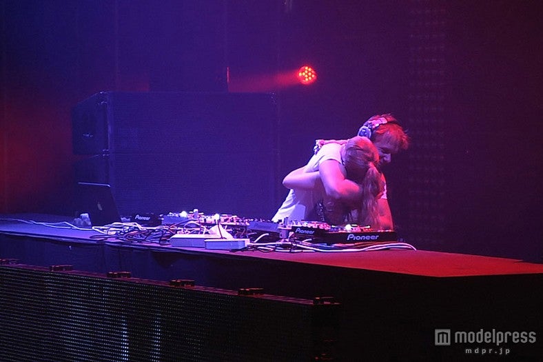 浜崎あゆみ（左）