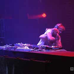 浜崎あゆみ(左)