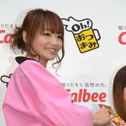 商品をサンプリングする眞鍋かをり