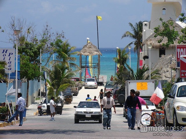 プラヤ・デル・カルメンで爽やかな海風を感じながらショッピング／photo by Antonio Meneses L