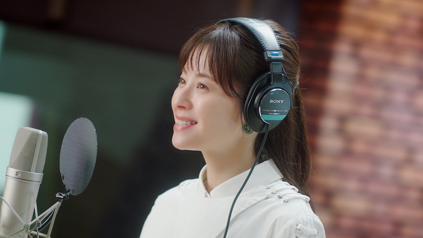 松浦亜弥／新WEB CM「松浦亜弥 CM収録 夏」篇より（提供写真）