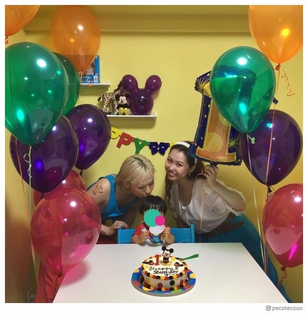 ぺこ＆りゅうちぇる、息子・リンクくんが1歳 誕生日ディズニー写真に「これぞ理想の家族」の声