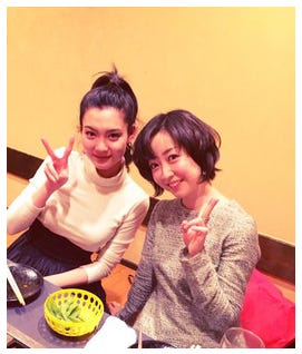 (左から)福吉真璃奈、黒川智花/佐々木希オフィシャルブログより