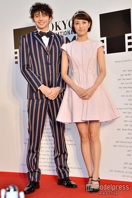 岡本あずさ（右）