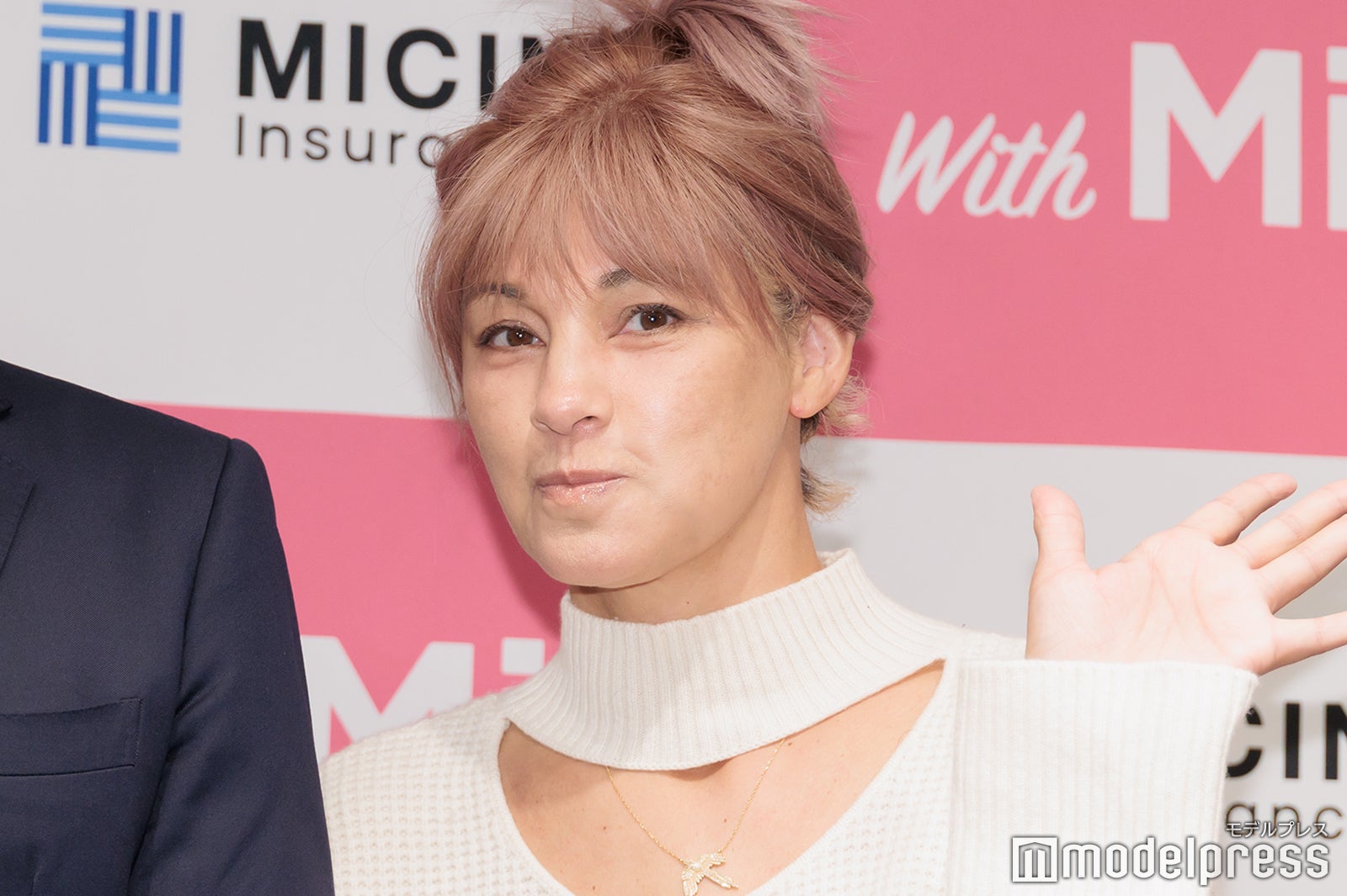 “出会って10日婚”梅宮アンナ、夫との密着ショット公開「幸せが伝わってくる」「笑顔が素敵」の声