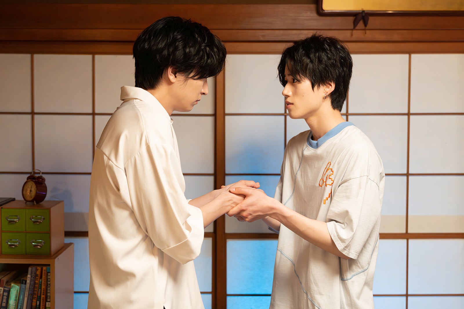 稲葉友、奥智哉「みなと商事コインランドリー2」第7話より（C）缶爪さわ・椿ゆず／KADOKAWA／「みなと商事コインランドリー2」製作委員会