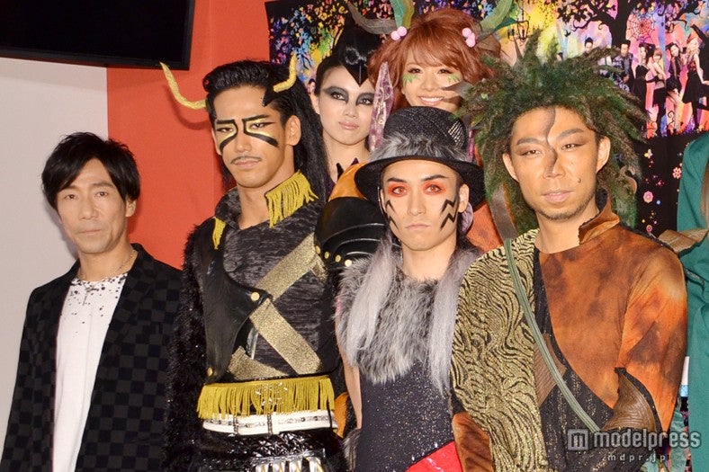 【後列左から】E-girlsのEire、Aya【前列左から】岸谷五朗、EXILEのNAOKI、TETSUYA、USA