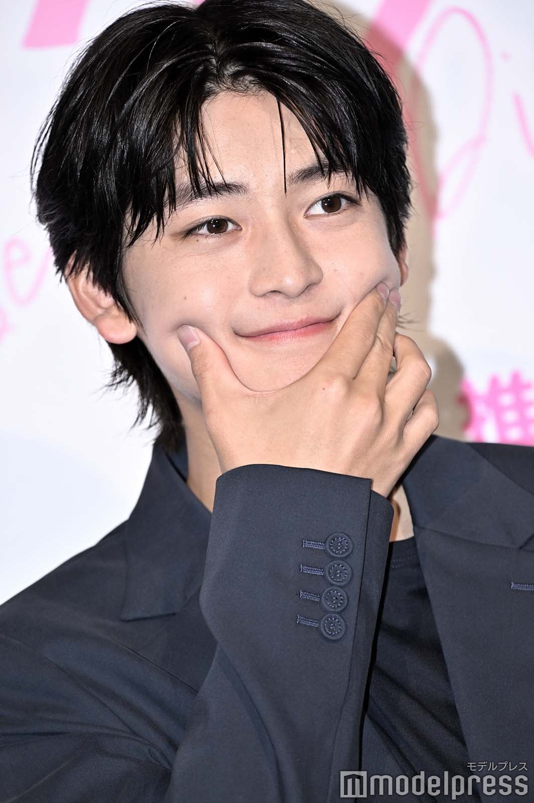 ”ムニュキュン”ポーズをする高橋文哉（C）モデルプレス