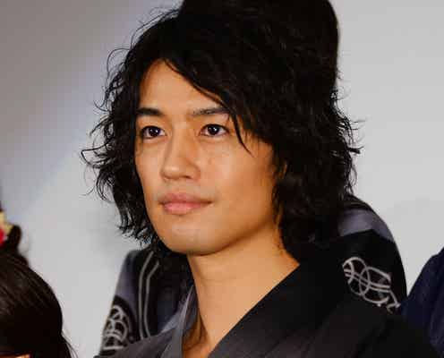 斎藤工、総勢15名の“センター”で平謝り「政治的なものではない」