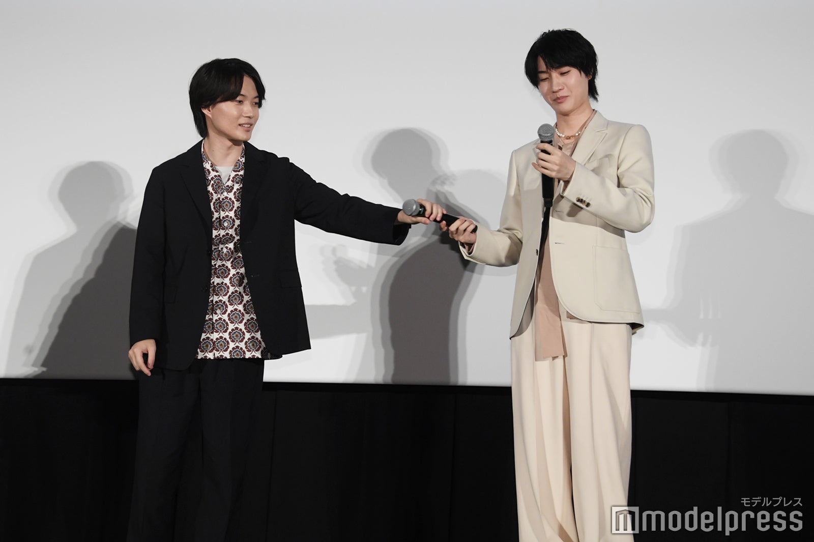 マイクの音が入っていない桜田通にすかさず自分のマイクを差し出す神木隆之介（C）モデルプレス