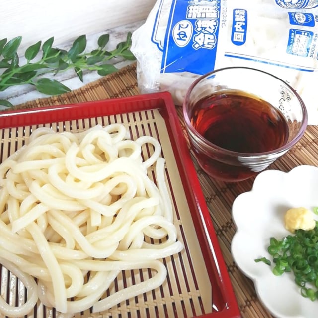 業務スーパーの冷凍うどん「冷凍讃岐うどん」を使ったざるうどんと商品パッケージ