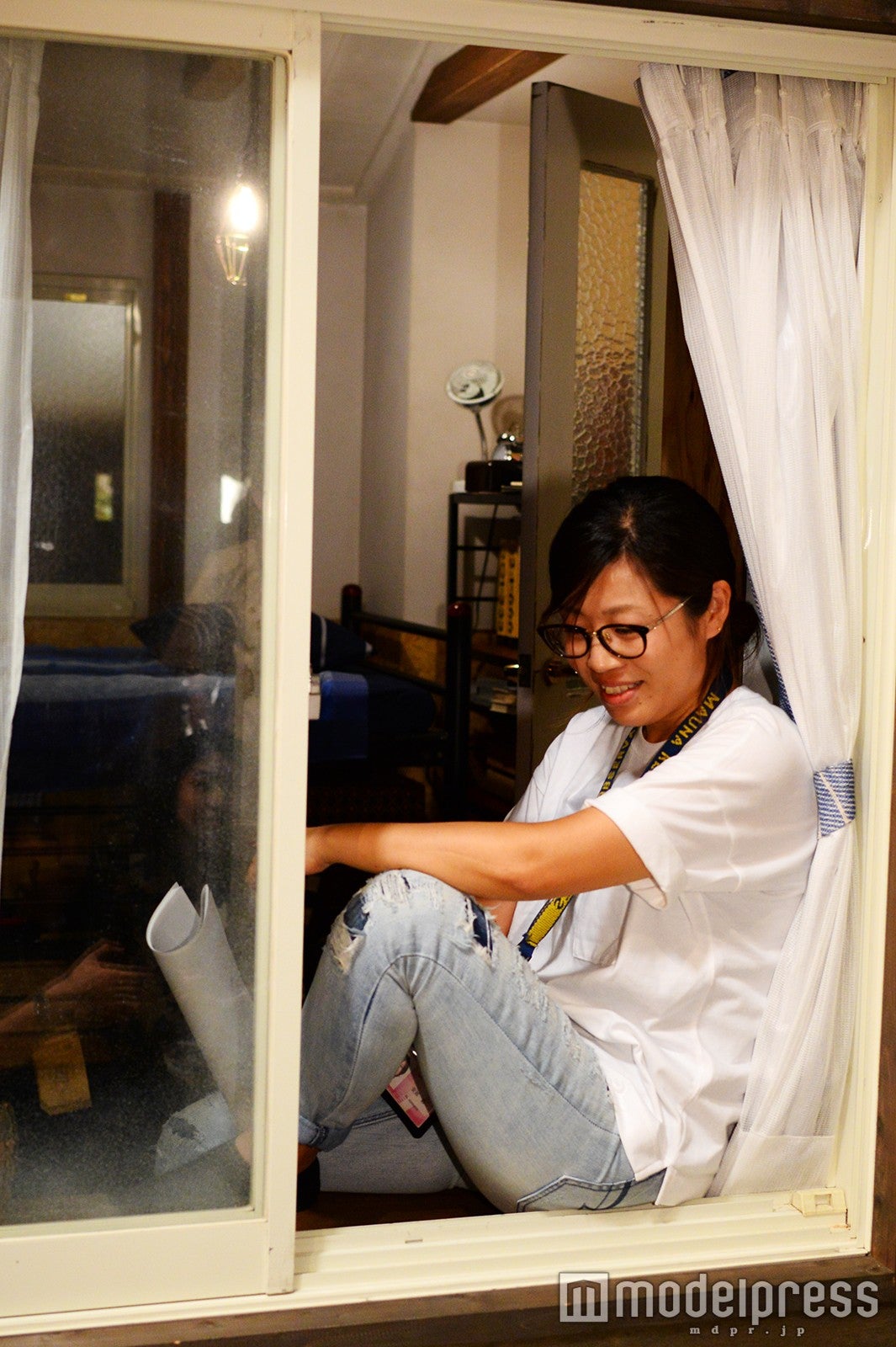 窓際で片膝を立てる夏向！？美術デザイナーの安部彩さんにモデルをしていただきました♡（C）モデルプレス