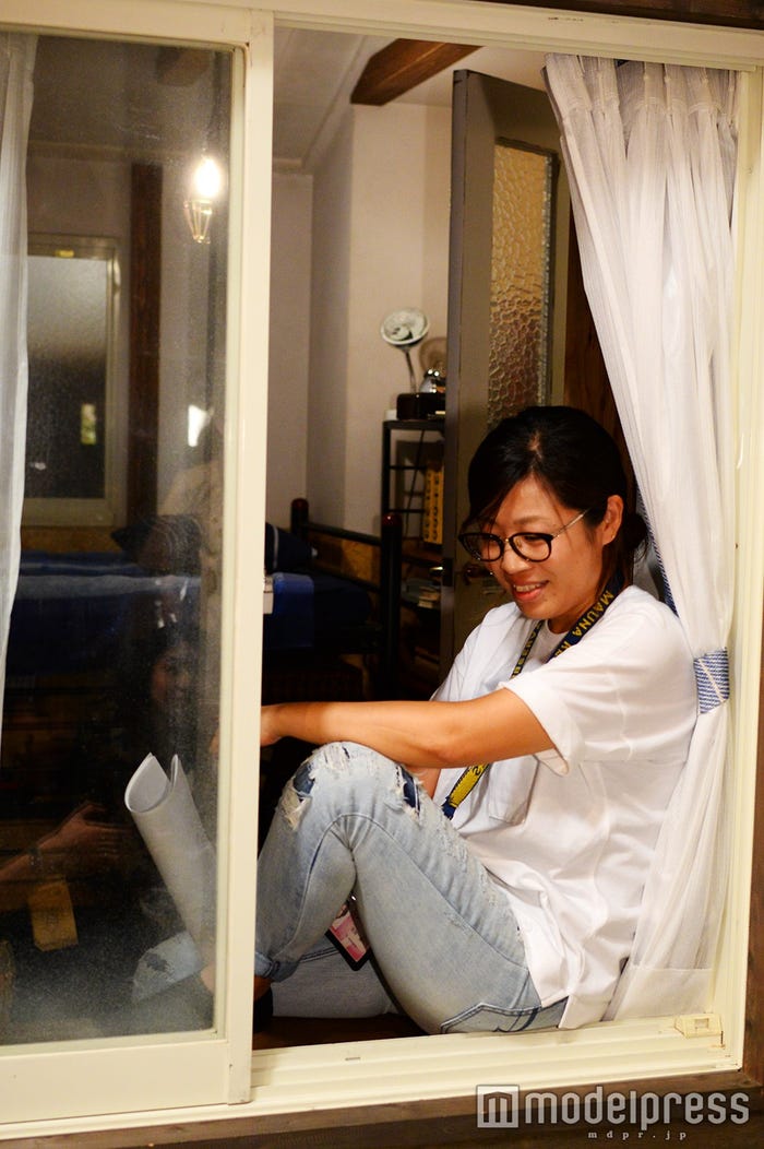 窓際で片膝を立てる夏向!?美術デザイナーの安部彩さんにモデルをしていただきました♡(C)モデルプレス