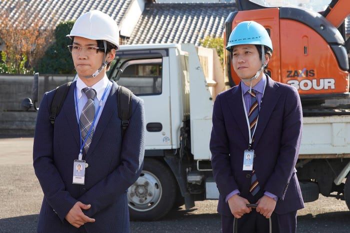 藤原丈一郎、二宮和也(C)2023「アナログ」製作委員会(C)T.N GON Co., Ltd.