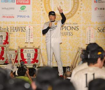 「ダース・ベイダーみたいやん」「おもろすぎ」ソフトバンク リーグV後のビールかけに衝撃のフルフェイス防備投手がw「どこから持ってきた」「準備がすごい」