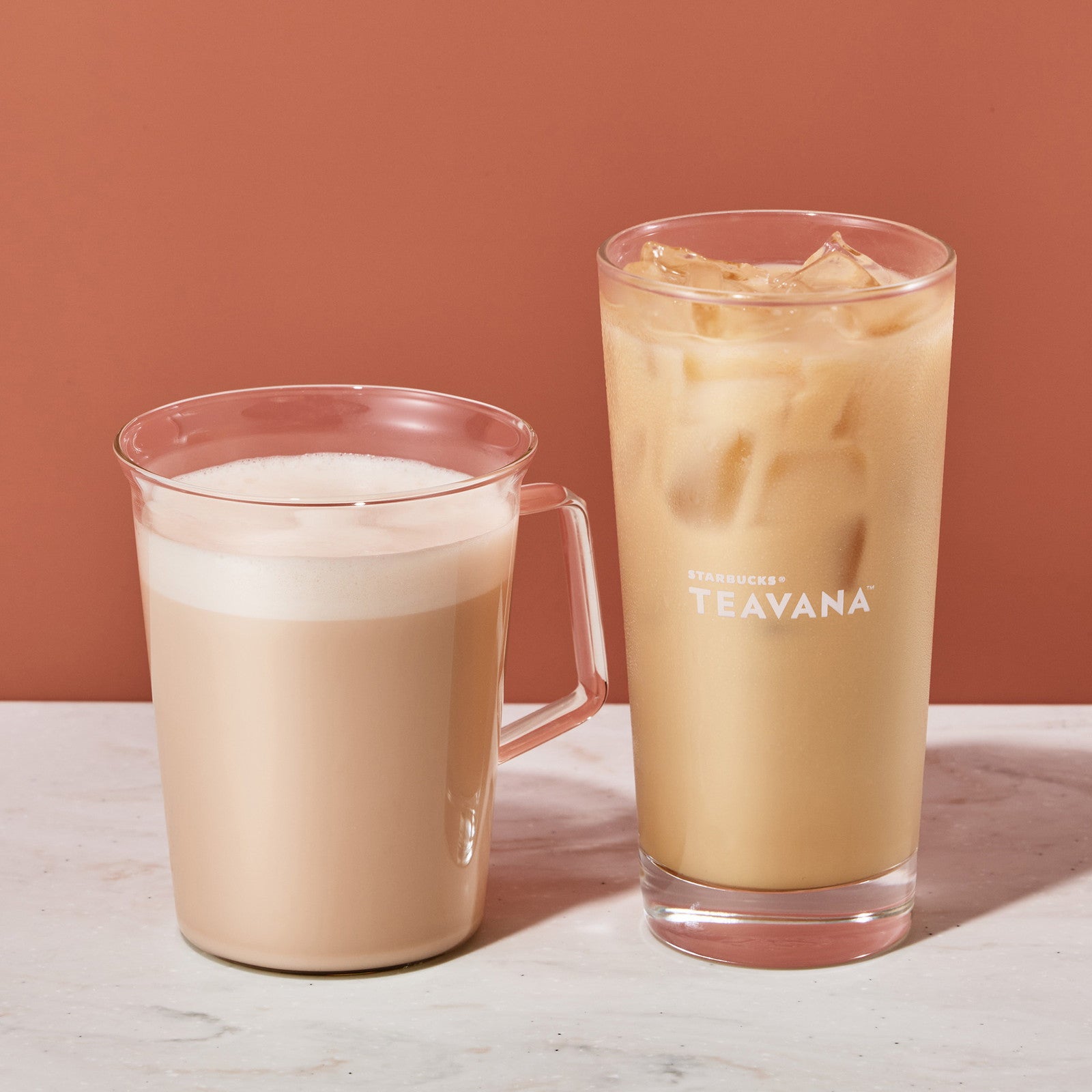 アッサム クラシック ティーラテ（ICE／HOT）¥678（持ち帰りの場合） ／ ¥690（店内利用の場合）／提供画像
