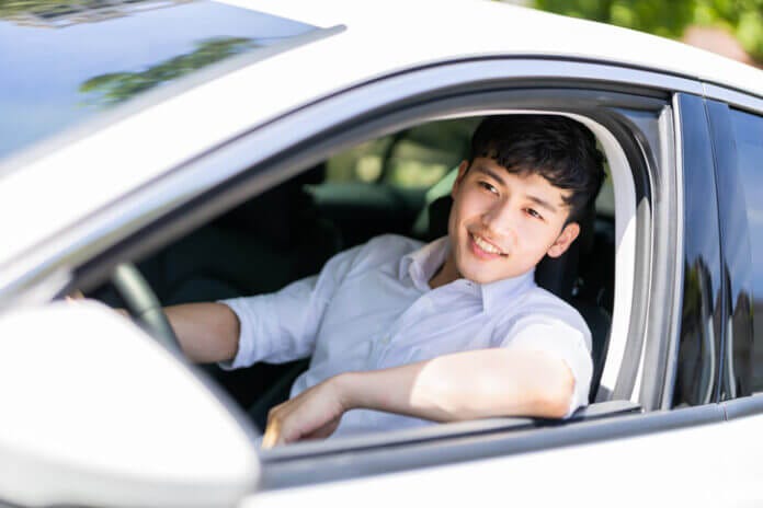 新車を見せびらかして……