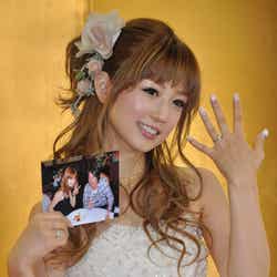 結婚会見に登場した小倉優子