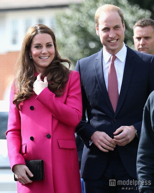 出産直前のキャサリン妃、病院前で待つファンに差し入れ