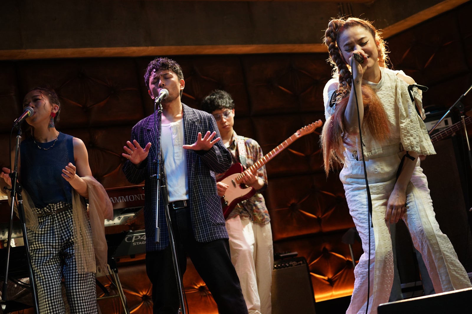 （右）Chara「すべて忘れてしまうから」第10話より（C）テレビ東京／（C）2022 Disney and related entities