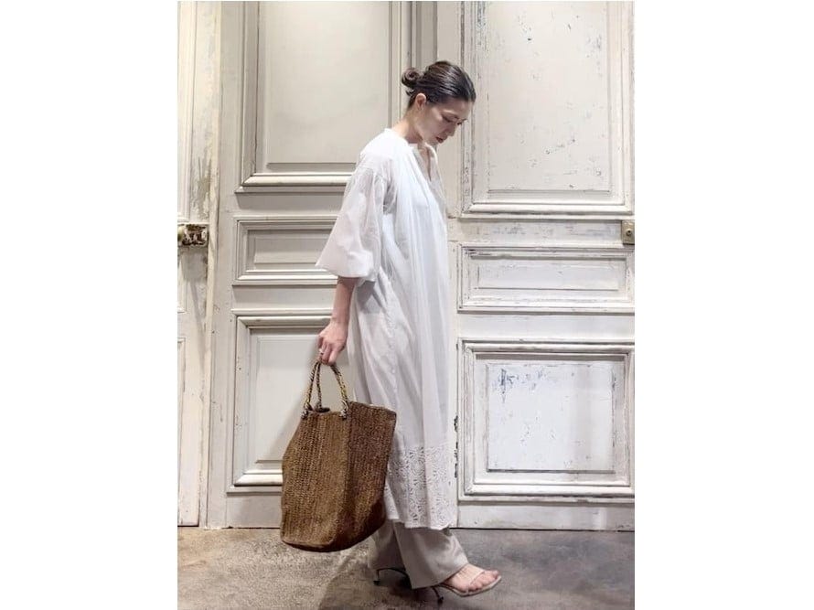 白のロングワンピースにベージュのリネンパンツで涼し気に　出典：WEAR