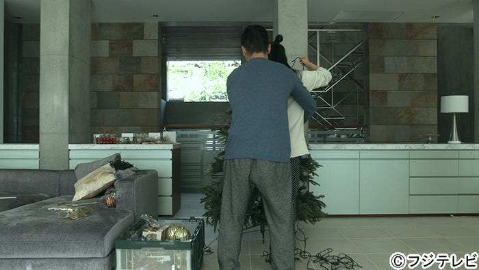 クリスマスの準備をするアーマン、ありさ『TERRACE HOUSE BOYS & GIRLS IN THE CITY』18th WEEK(C)フジテレビ/イースト・エンタテインメント