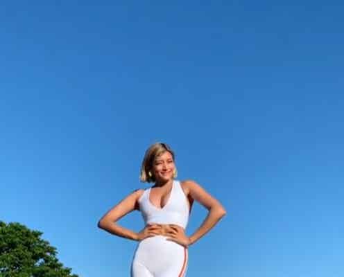 ローラ、胸元ざっくりSEXYジムウェアで“燃えやすい体”になる準備運動を伝授