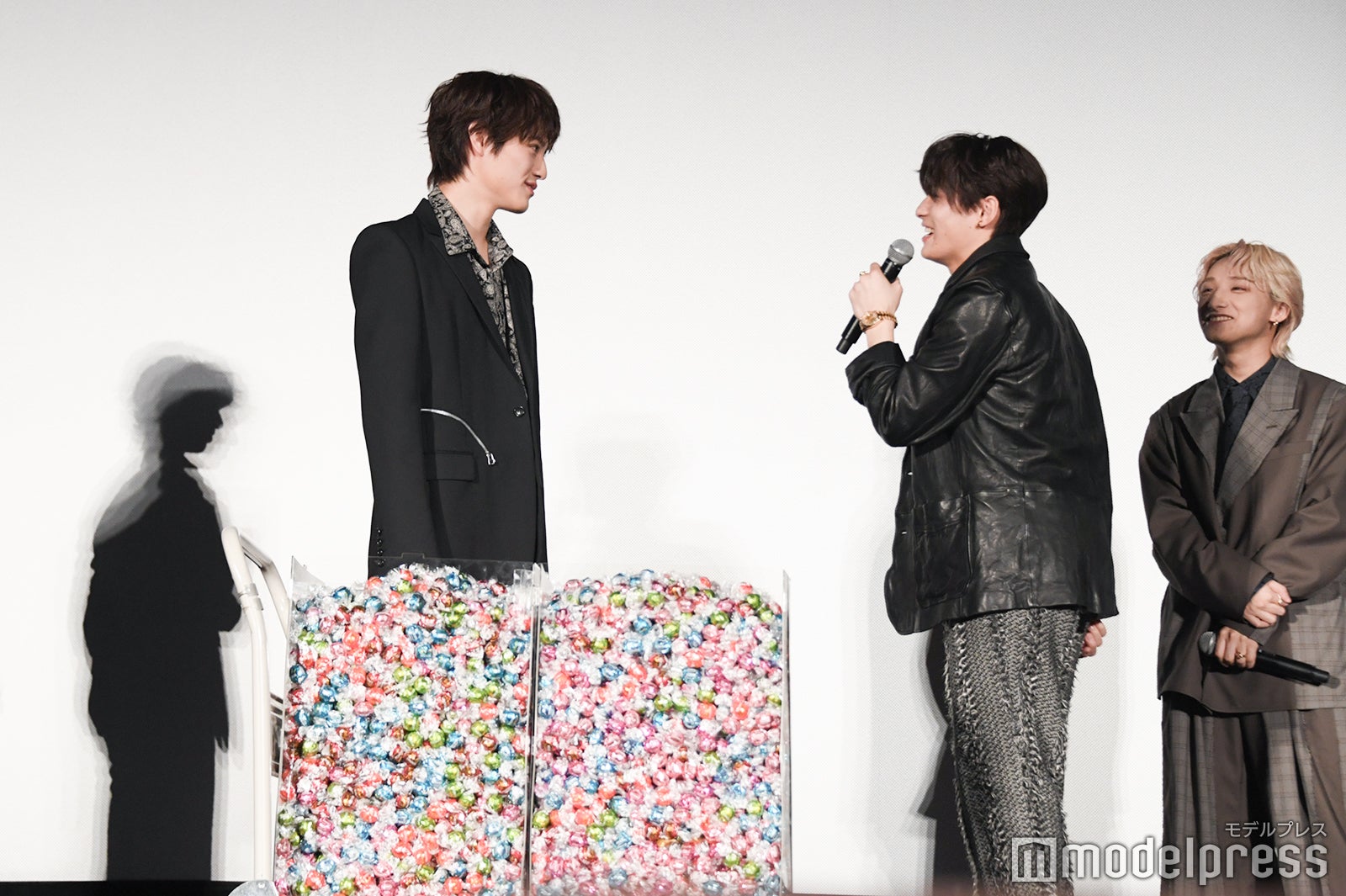 上村謙信、関哲汰（C）モデルプレス