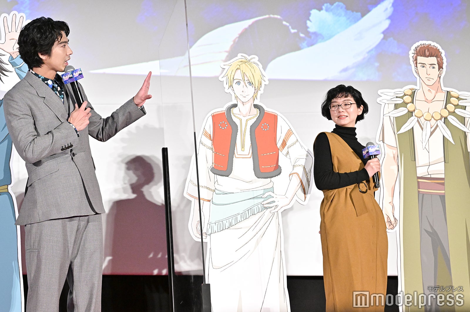 賀来賢人、渡邉こと乃監督（C）モデルプレス