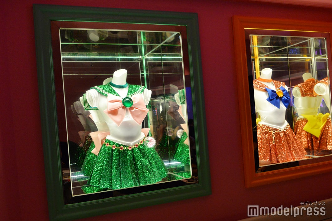 衣装展示（C）モデルプレス