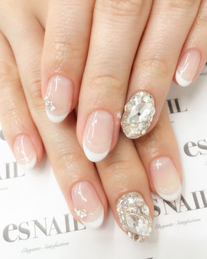 キラキラ輝くジュエリーネイル(画像提供:esNAIL)