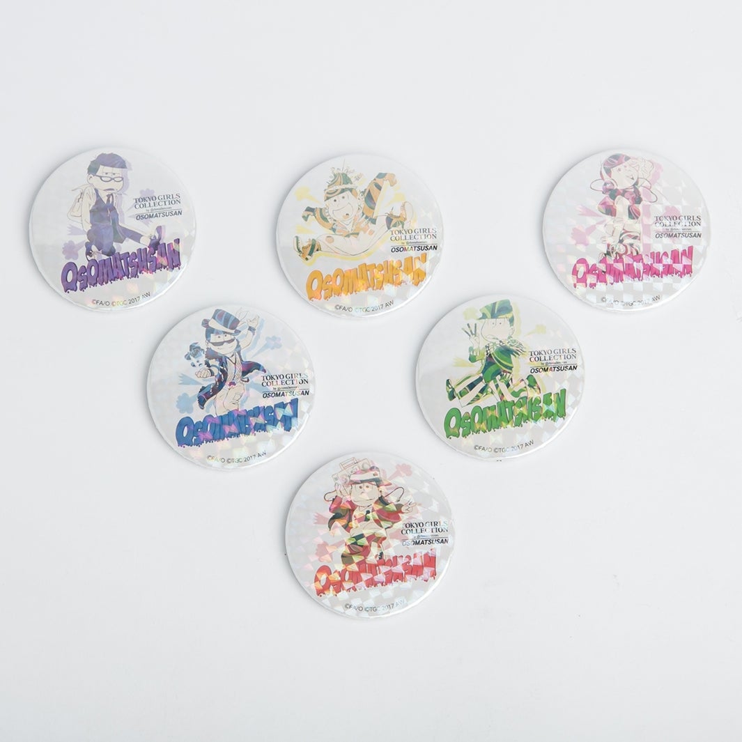 「おそ松さん」とのコラボアイテムにつく限定缶バッチ（提供写真） （C）モデルプレス