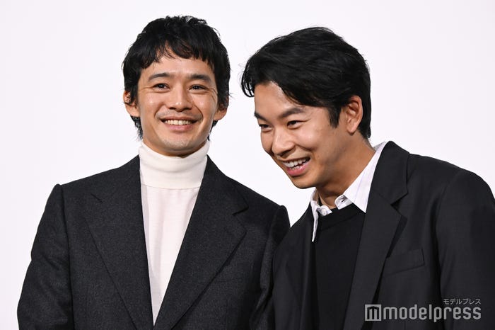 仲野太賀(右)に小声で「なんかやって」とムチャブリする池松壮亮(左)(C)モデルプレス