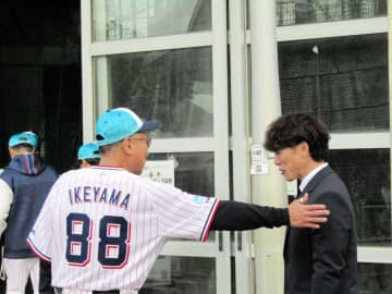 ヤクルト 球界屈指の強打の遊撃手が交流 レジェンドがコラボ 池山監督と元西武監督の松井氏