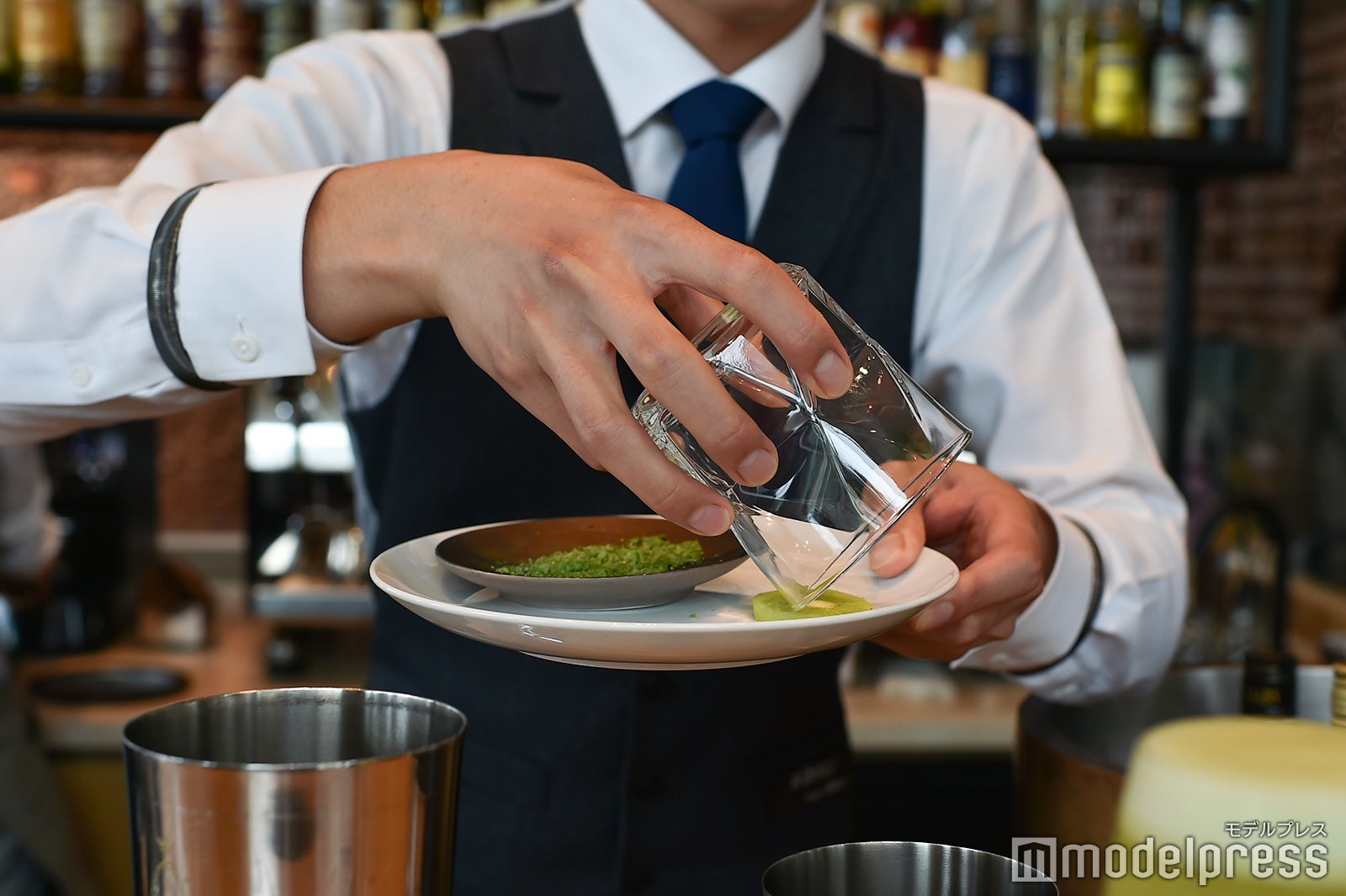 キウイ 胡椒 サワーを作る様子（C）モデルプレス