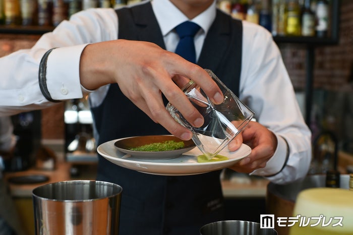 キウイ 胡椒 サワーを作る様子（C）ビューティーガール