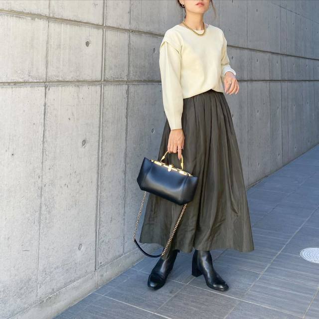 今年の人気色 対決 ネイビー Vs カーキ の 大人きれいめコーデ モデルプレス