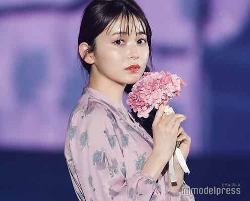 久間田琳加、クラシカルな花柄ワンピでキュートに魅了<関コレ2021A/W>