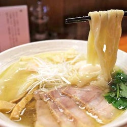 「淡麗ラーメン」の新星にマニア騒然! 黄金スープに極太麺を合わせる新スタイルで早くも名店に