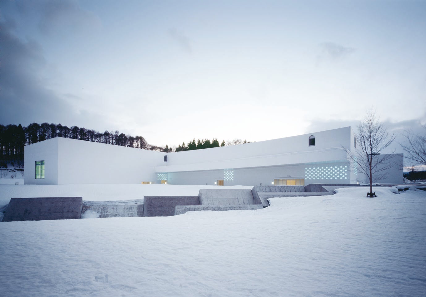雪景色の中の青森県立美術館／提供素材