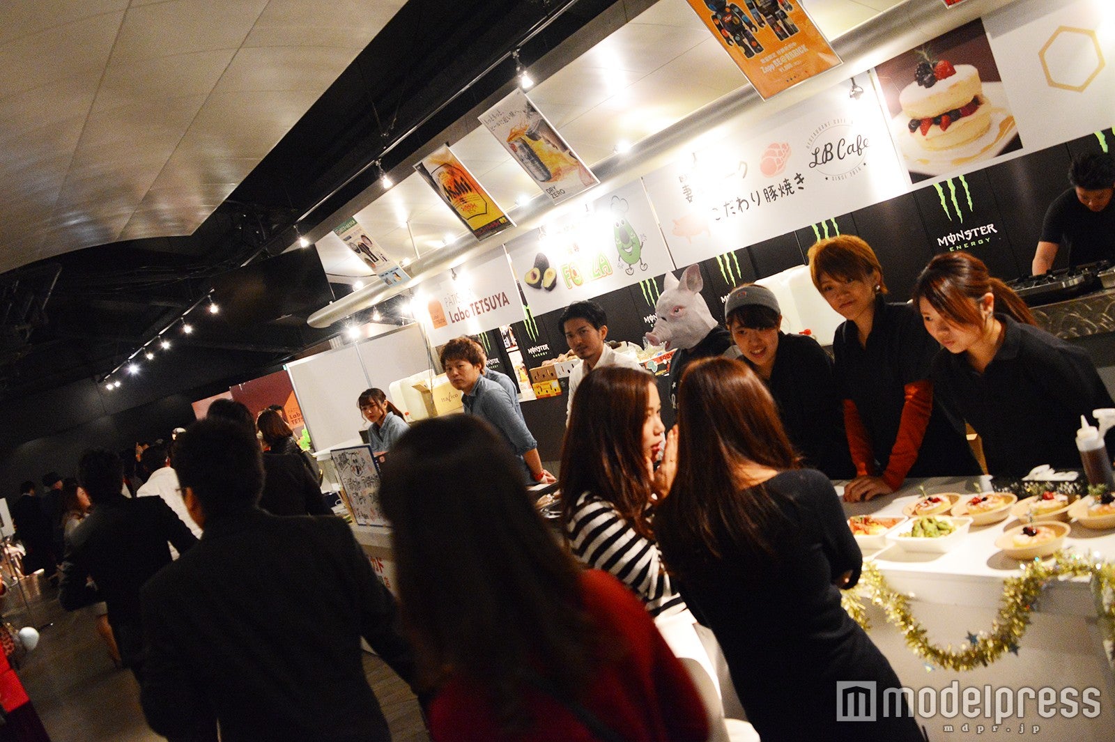 グルメ＆バーカウンターは大行列 （C）モデルプレス