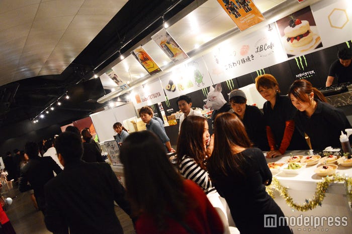 グルメ&バーカウンターは大行列 (C)モデルプレス