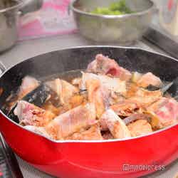 ぶり大根も下処理からチャレンジ(C)モデルプレス