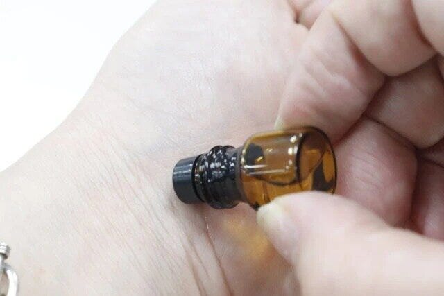 ダイソーのアロマ容器（ロールタイプ、香水遮光瓶、2.4mL、3個）3