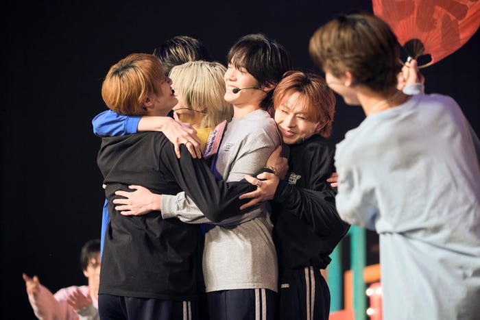 ぎゅうぎゅうになる先輩連合軍(C)テレビ東京