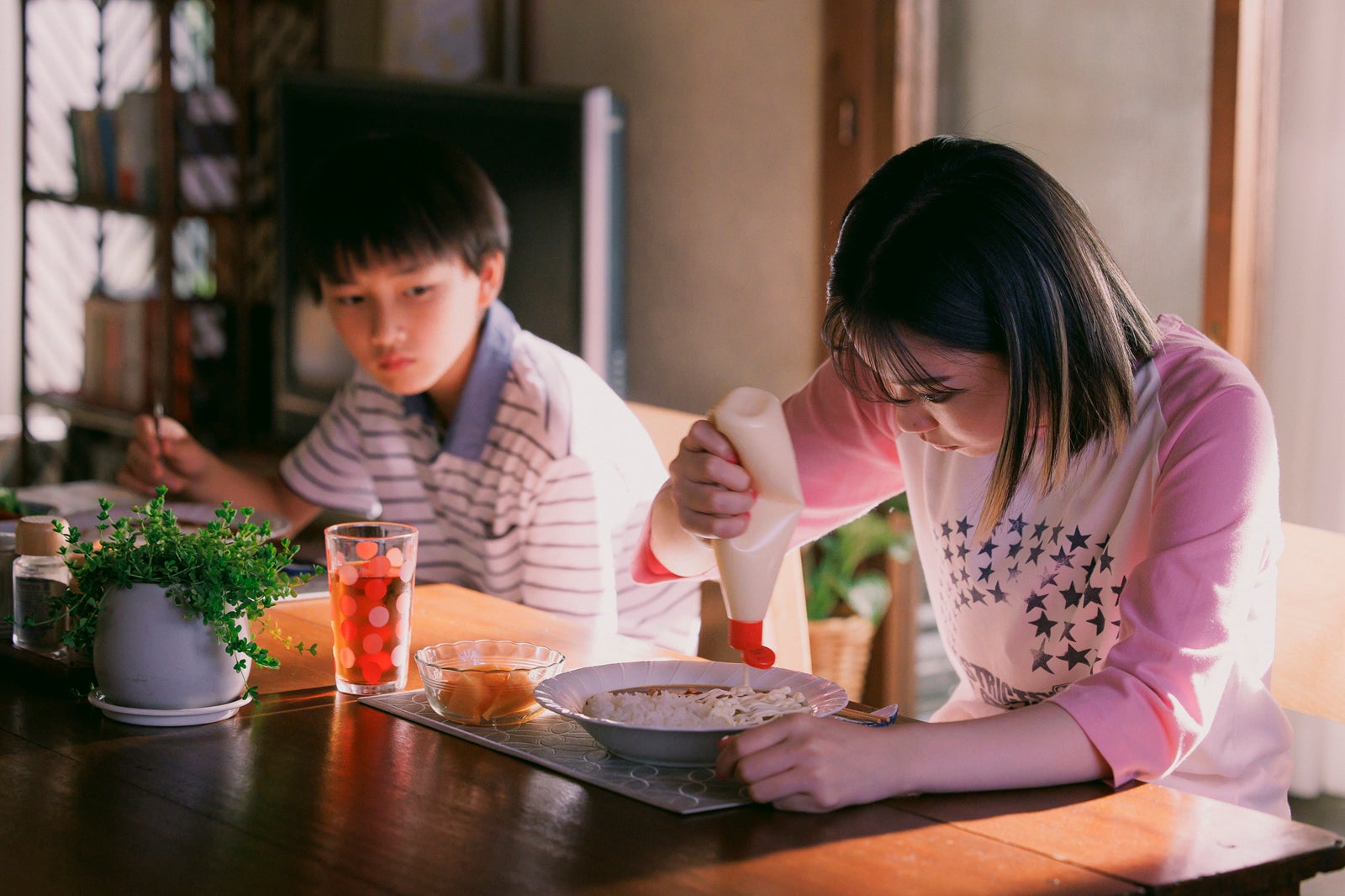 大角英夫、宮崎優「ライオンの隠れ家」第1話（C）TBS