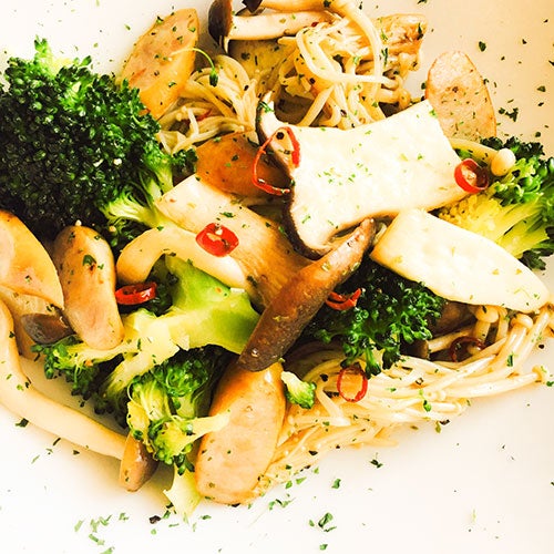 手順3：黒こしょう、パセリを加えたらお皿に盛り付け出来上がり／画像提供：柏原歩