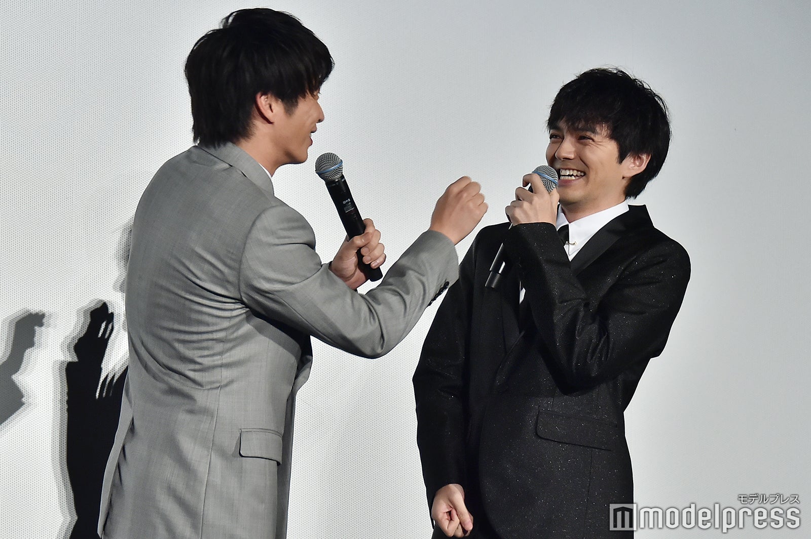 じゃれ合う田中圭＆林遣都（C）モデルプレス